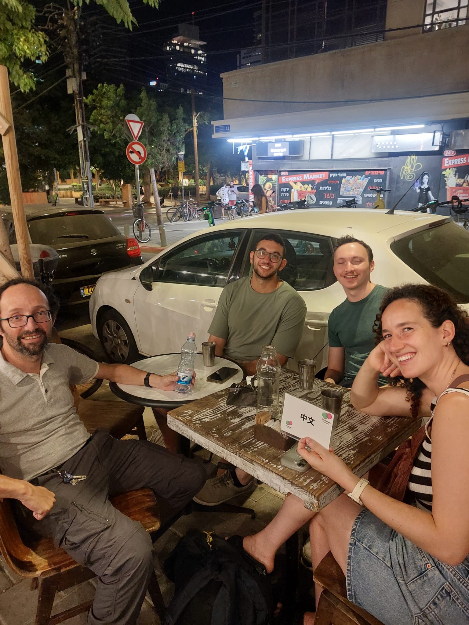 Four people at the Chinese (中文) language table at Tel-A-Lingo